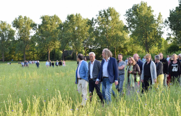 Wandelen over boerenland via het ommetje in Reek